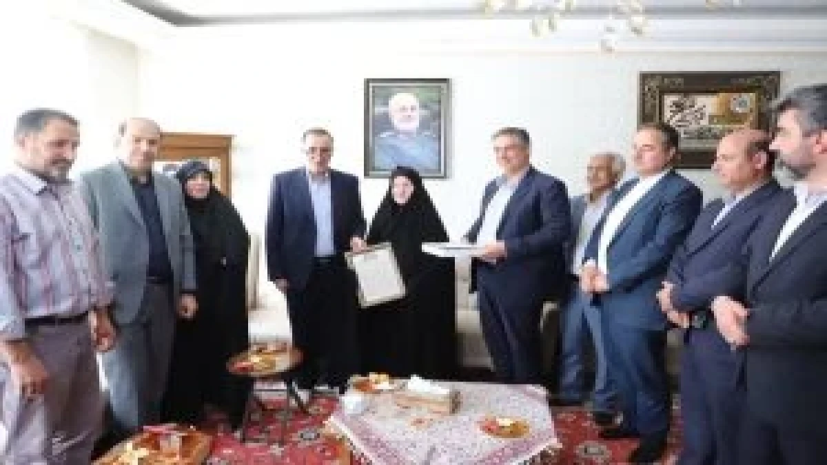 حضور رییس بنیاد شهید و امور ایثارگران کشور و معاون درمانی بیمه دی در منزل شهید پاکپور